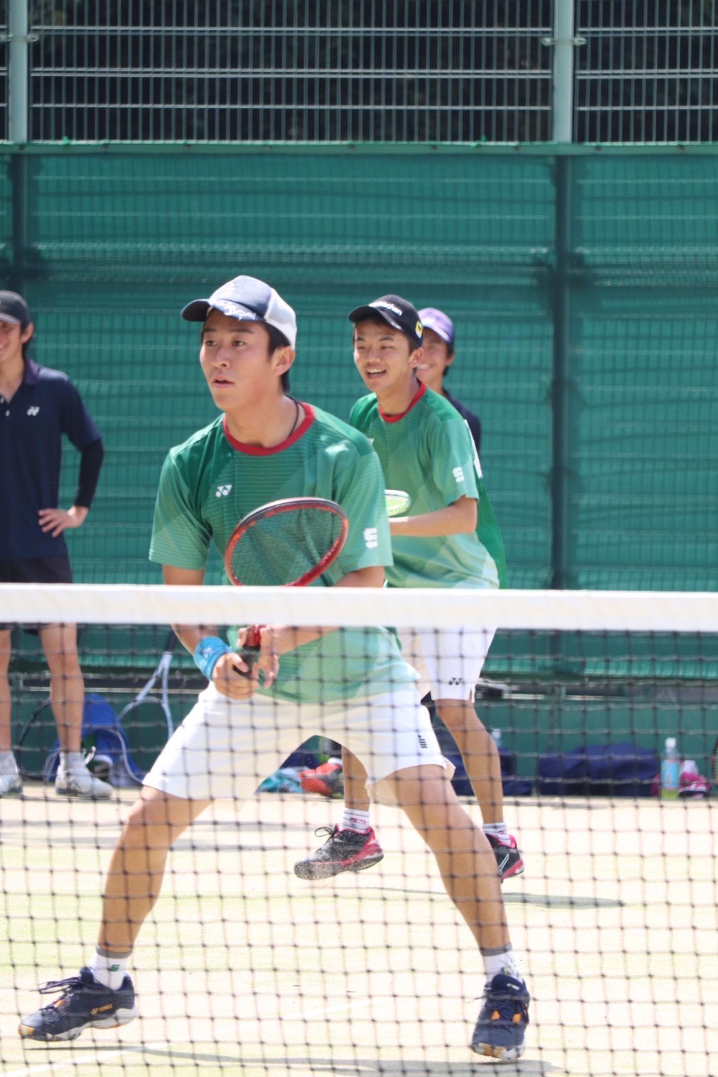 ソフトテニスをする選手の写真